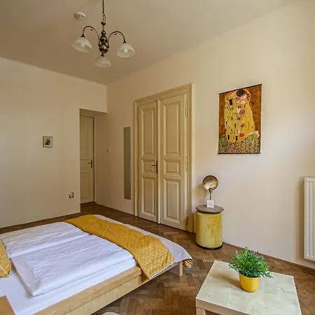 Apartament For Celebrations Spacious 3bdr With Balcony Praga
