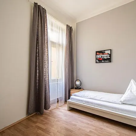 Apartmán For Celebrations Spacious 3bdr With Balcony *