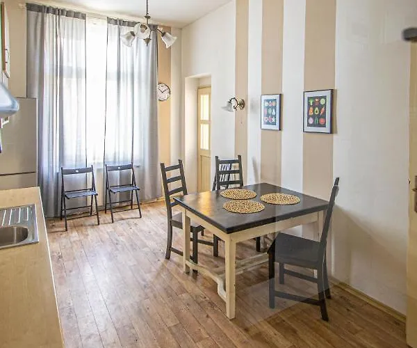 Lägenhet For Celebrations Spacious 3bdr With Balcony Prag