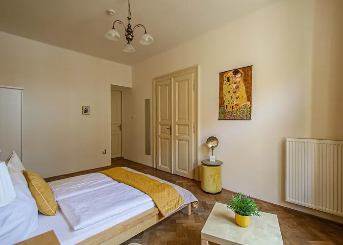 Lägenhet For Celebrations Spacious 3bdr With Balcony Prag